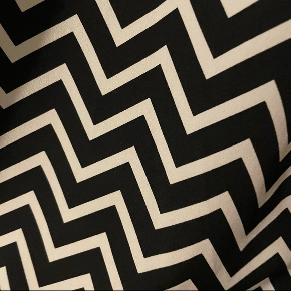 Candie’s Black and White Chevron Short Cap Sleeve Blouse - Picture 3 of 7
